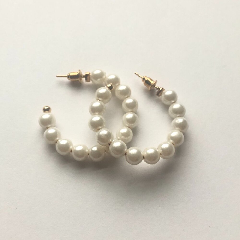 NEW PEARL HOOP EARRINGS —GOLD TONE • 1.5” HOOPS Costume Jewelry Women's Earrings - Picture 3 of 10